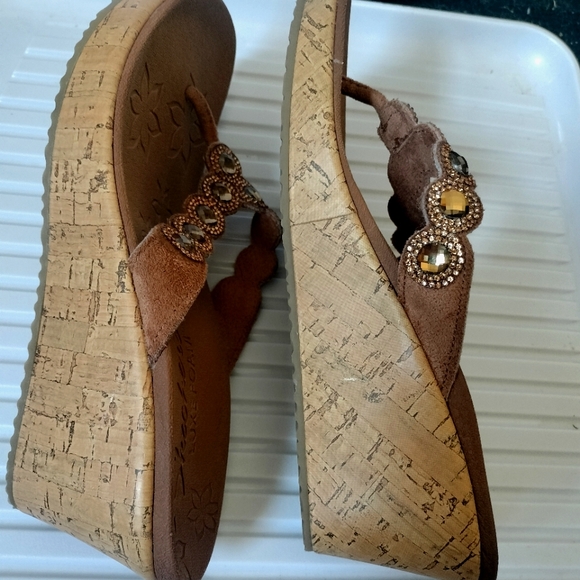 Luxe Foam Wedges - Picture 10 of 11